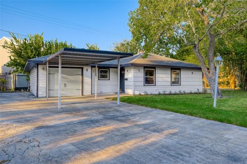 Photo of 4 Carlota Court, Houston, TX 77074 (MLS # 69850115)