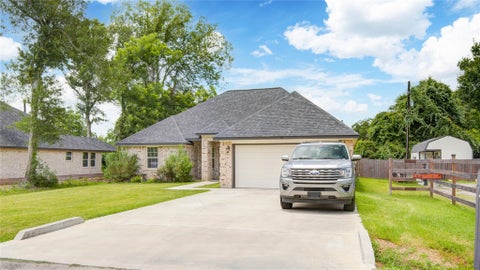 Photo of 46 Nelson Court, Jones Creek, TX 77541 (MLS # 23106574)