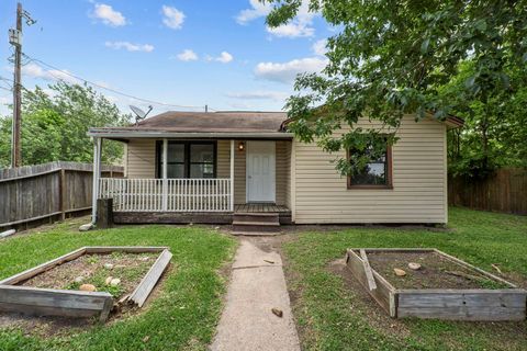 Photo of 810 23rd Street N, Texas City, TX 77590 (MLS # 31235956)