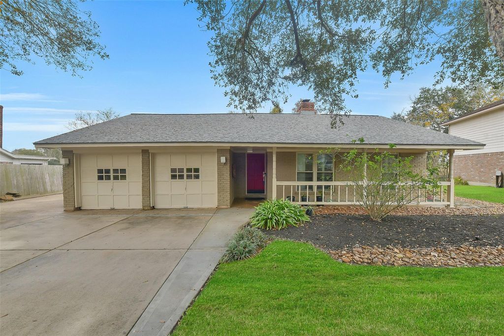 Photo of 2211 Bayou Drive, League City, TX 77573 (MLS # 17154386)