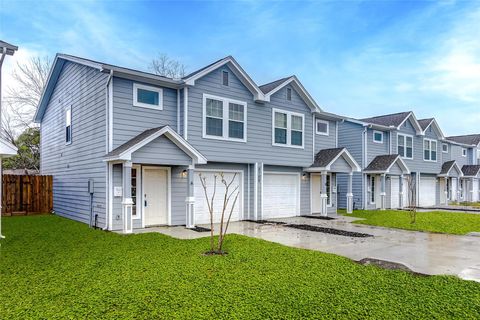 Photo of 8111 Corinth St #B, Houston, TX 77051 (MLS # 40435667)