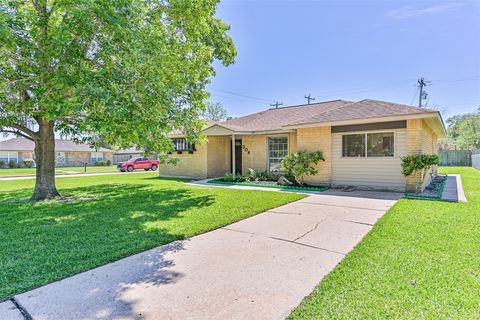 Photo of 304 Avondale Lane, Friendswood, TX 77546 (MLS # 3295037)