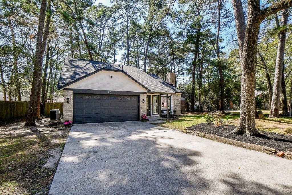 Photo of 21 Edgewood Forest Ct Ct, The Woodlands, TX 77381 (MLS # 13884490)