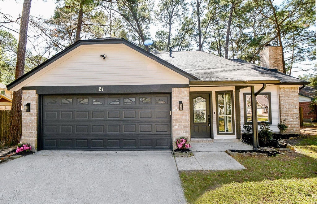 Photo of 21 Edgewood Forest Ct Ct, The Woodlands, TX 77381 (MLS # 13884490)
