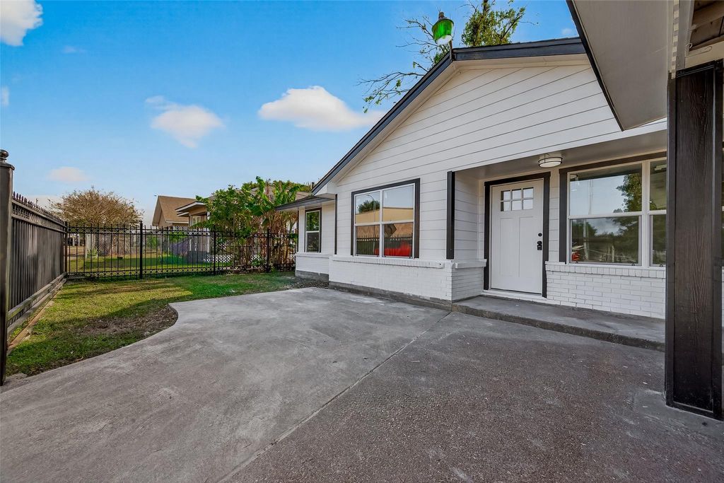 Photo of 264 Parker Road, Houston, TX 77076 (MLS # 58080176)