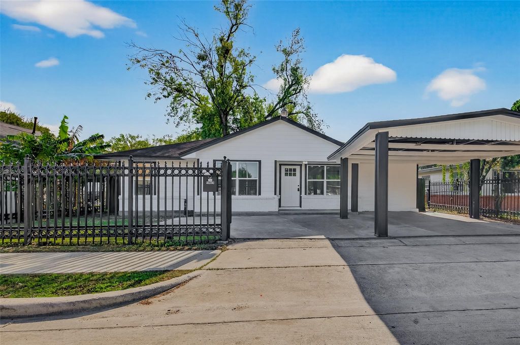 Photo of 264 Parker Road, Houston, TX 77076 (MLS # 58080176)