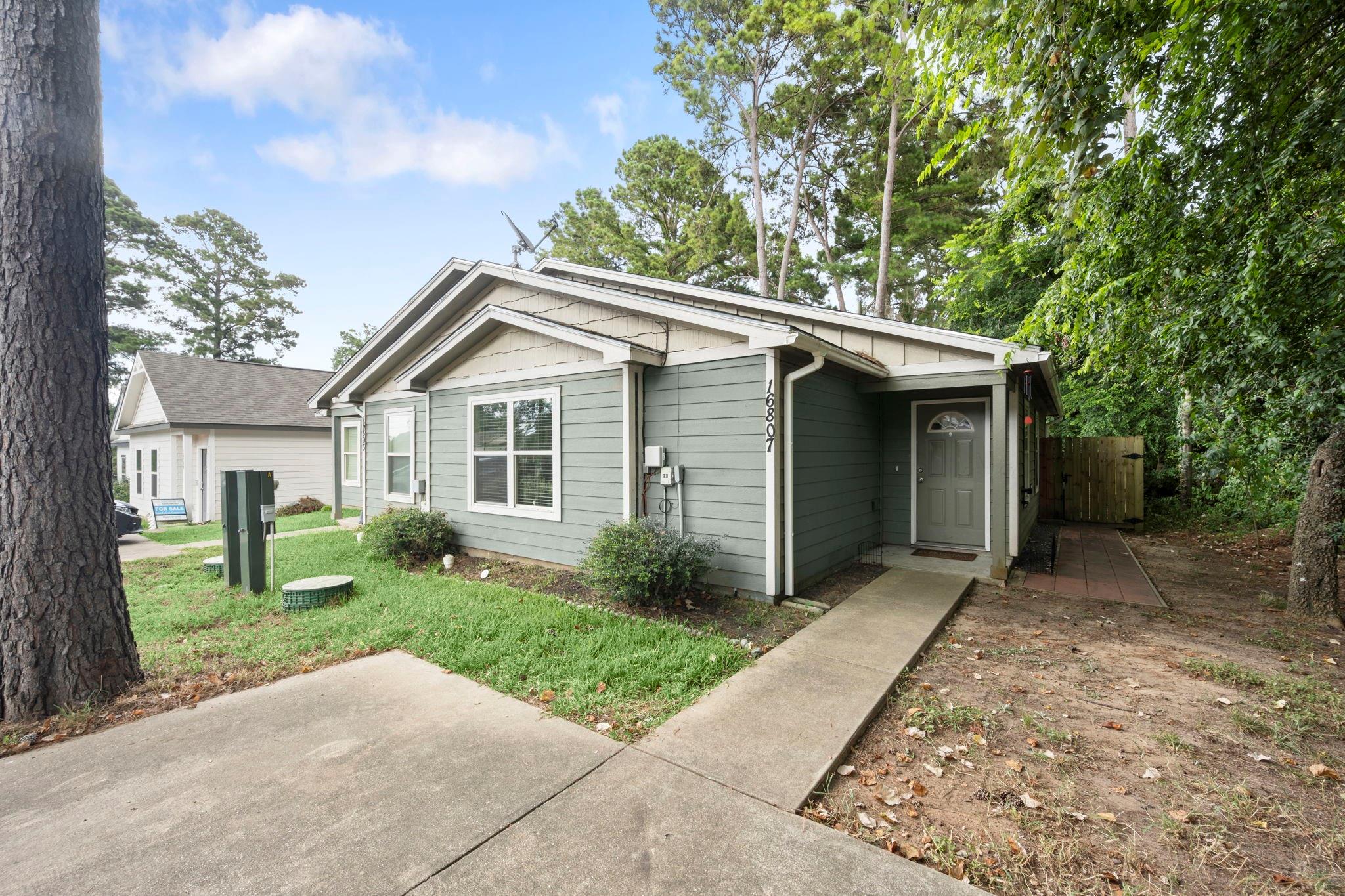 16803 Crestmont