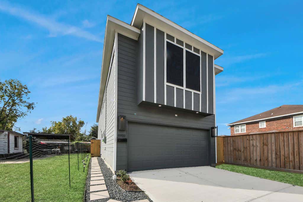 Photo of 6910 J W Peavy Drive, Houston, TX 77011 (MLS # 73657668)