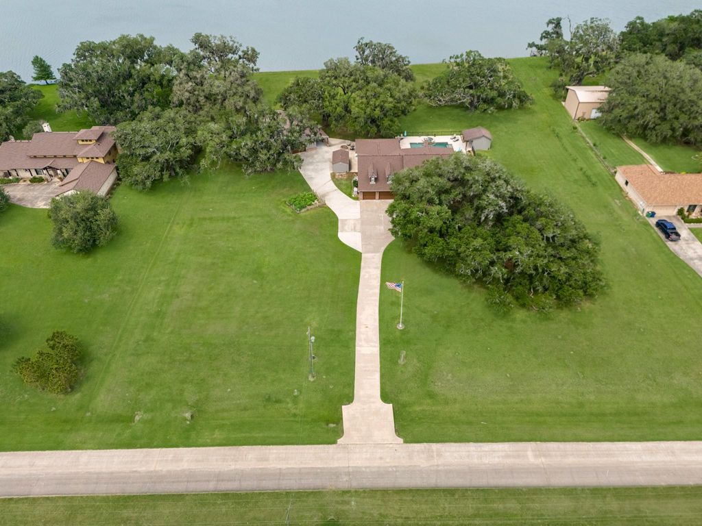 Photo of 814 Sunset Trail, Angleton, TX 77515 (MLS # 92093877)