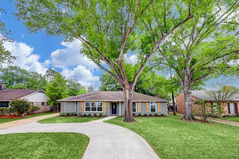 Photo of 10903 Hillcroft Street, Houston, TX 77096 (MLS # 68441566)