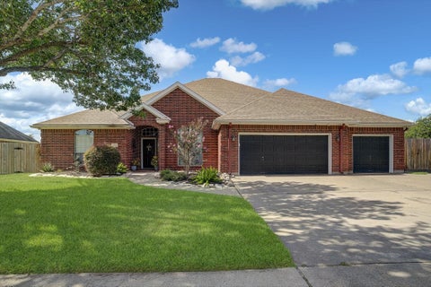 Photo of 20 Chuckwagon Court, Angleton, TX 77515 (MLS # 82952085)