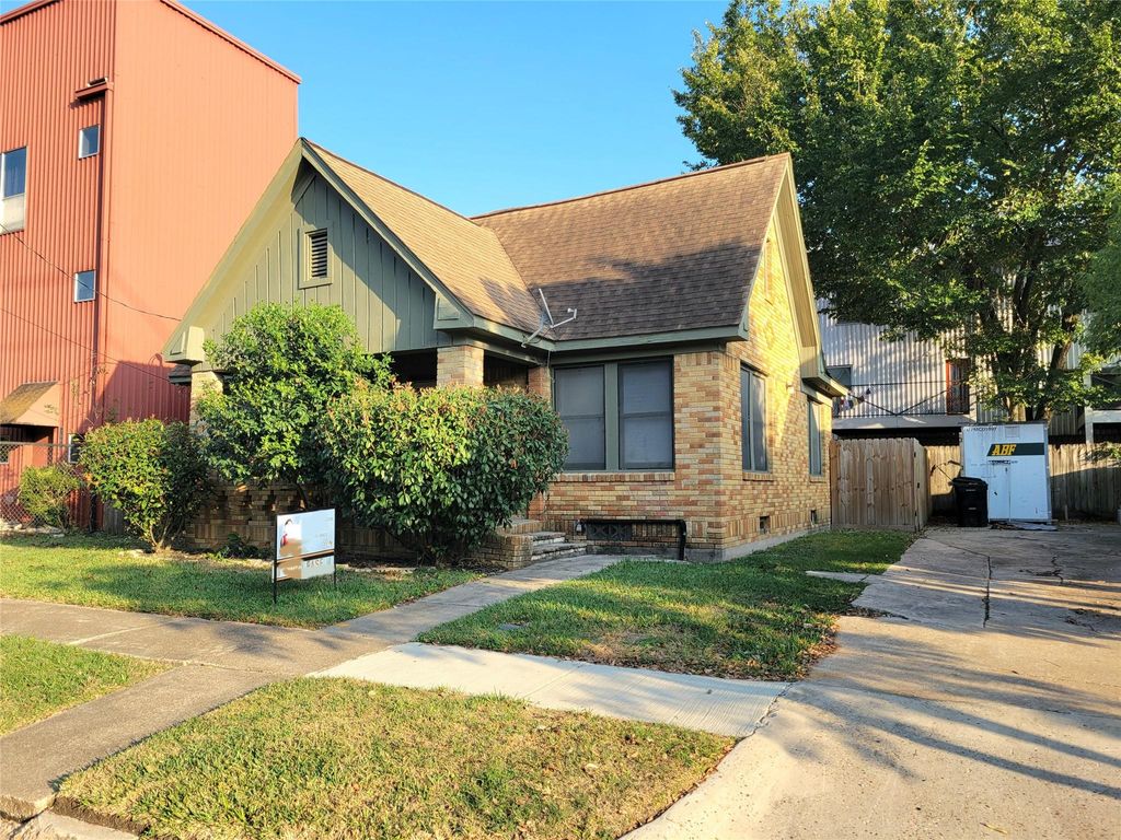 Photo of 2811 Chenevert Street, Houston, TX 77004 (MLS # 80533574)