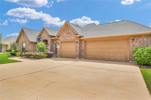 Photo of 1100 Southern Oaks Drive Drive, Angleton, TX 77515 (MLS # 26833077)