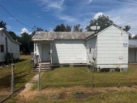 Photo of 1506 W Talmadge St Road, Alvin, TX 77511 (MLS # 40352412)