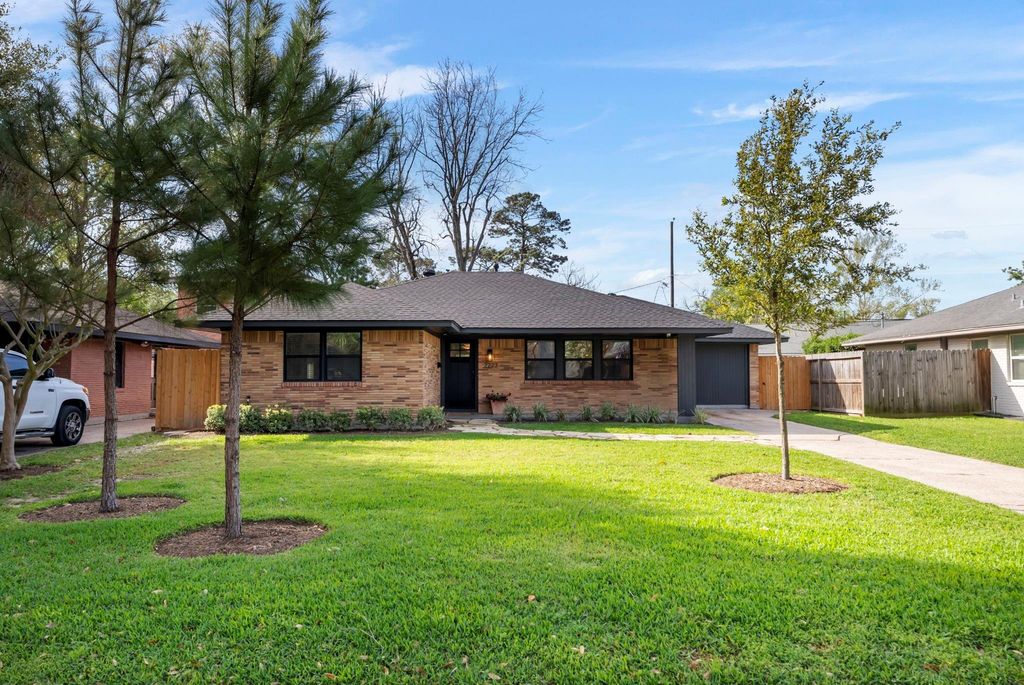 Photo of 2223 Hialeah Drive, Houston, TX 77018 (MLS # 67054754)