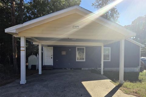 Photo of 801 Queenswood, Montgomery, TX 77316 (MLS # 90696774)