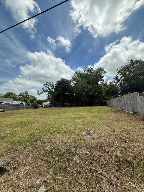 Photo of 106 S Washington Street, Texas City, TX 77591 (MLS # 84024671)