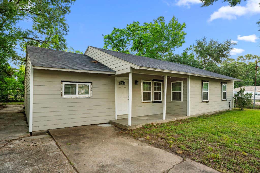 Photo of 5835 Southseas Street, Houston, TX 77033 (MLS # 80912300)