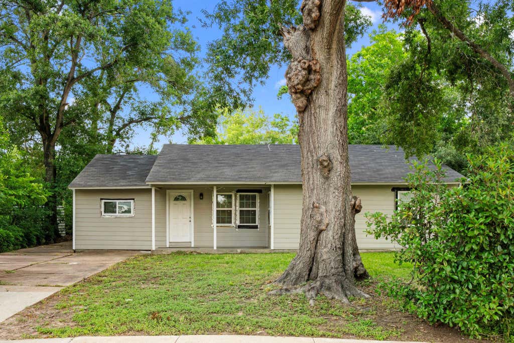 Photo of 5835 Southseas Street, Houston, TX 77033 (MLS # 80912300)