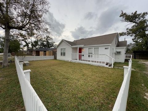 Photo of 1917 Thonig Road, Houston, TX 77055 (MLS # 74378841)