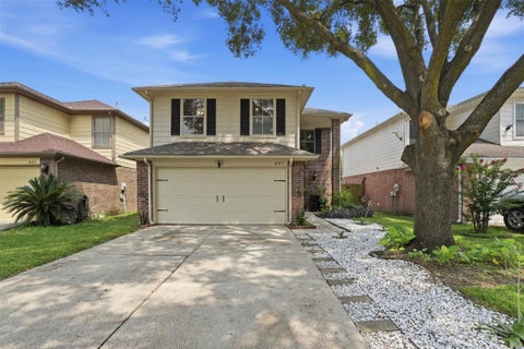Homes For Sale - 807 Oak West Drive<br/> Houston, TX 77073