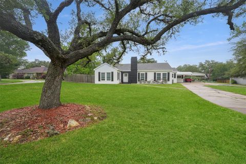 Photo of 603 S Mccarty Avenue, Eagle Lake, TX 77434 (MLS # 82670724)