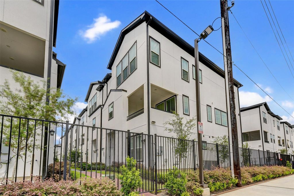 Photo of 2716 Grand Fountains Drive #B, Houston, TX 77054 (MLS # 63069158)