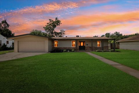Photo of 29 Knotty Pine Lane, Orange, TX 77630 (MLS # 71920007) Photo of 29 Knotty Pine Lane, Orange, TX 77630 (MLS # 71920007)
