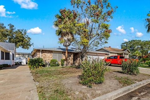 Photo of 5206 Avenue P 1/2, Galveston, TX 77551 (MLS # 45424487)