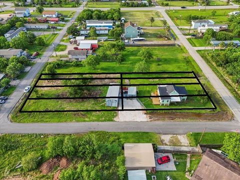 Homes For Sale - 246 18th Street<br/> San Leon, TX 77539