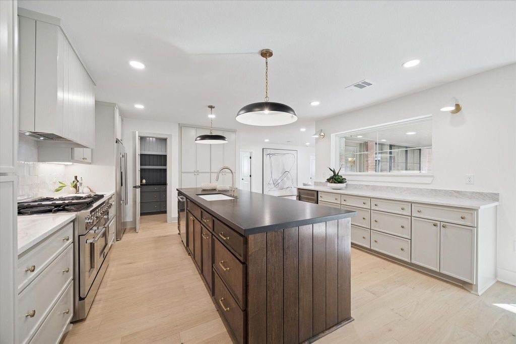 Photo of 6155 Ella Lee Lane, Houston, TX 77057 (MLS # 78613461)