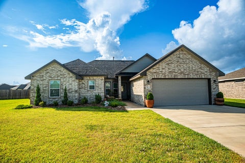 Photo of 513 Yorktown Avenue, Clute, TX 77531 (MLS # 59030180)