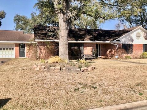 Photo of 1002 Center Street, El Campo, TX 77437 (MLS # 96253140)