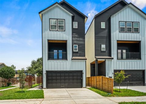 Photo of 1003 E 33rd Street, Houston, TX 77022 (MLS # 81104550)