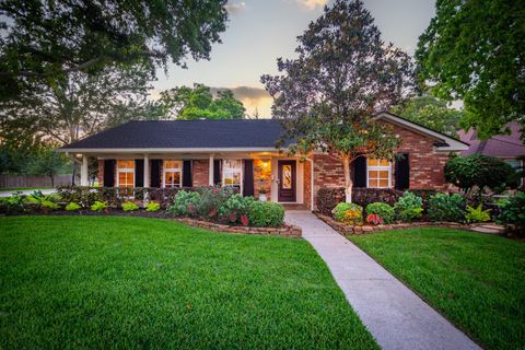 Photo of 2503 Baycrest Drive, Houston, TX 77058 (MLS # 96738883)