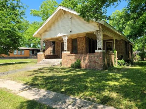 Photo of 707 W Houston Street, Clarksville, TX 75426 (MLS # 57942471)
