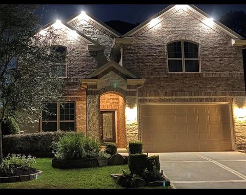 Homes For Sale - 135 Teralyn Grove Loop<br/> Conroe, TX 77318