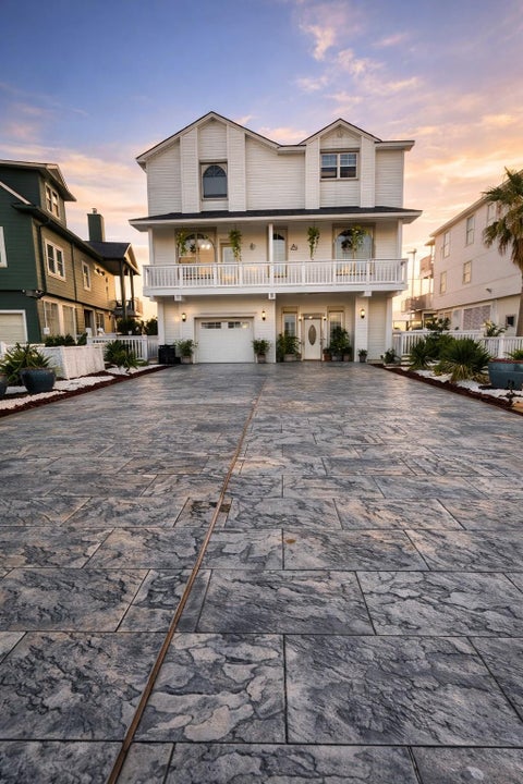 Photo of 431 Hana Drive, Tiki Island, TX 77554 (MLS # 41387012)