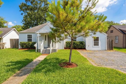 Photo of 2044 Des Jardines Street, Houston, TX 77023 (MLS # 46933537)