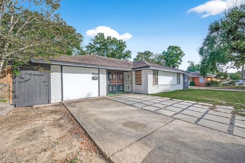 Photo of 5114 W 43rd Street, Houston, TX 77092 (MLS # 17796534)