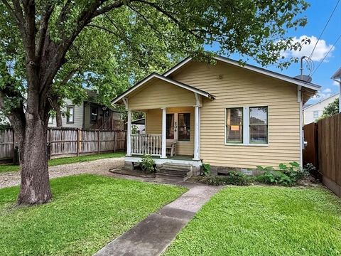 Photo of 504 E 23rd Street, Houston, TX 77008 (MLS # 22689354)
