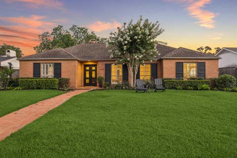 Homes For Sale - 6143 Chevy Chase Drive<br/> Houston, TX 77057