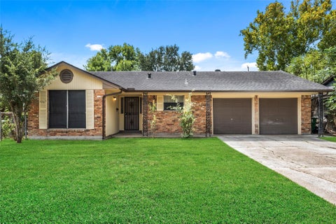 Photo of 6003 Heatherbrook Drive, Houston, TX 77085 (MLS # 26505389)