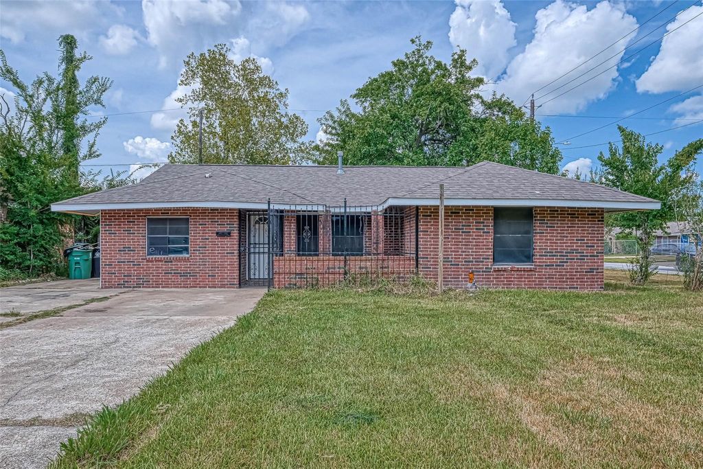 Photo of 5431 Willow Glen Drive, Houston, TX 77033 (MLS # 27157177)