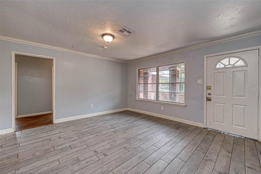 Photo of 5431 Willow Glen Drive, Houston, TX 77033 (MLS # 27157177)