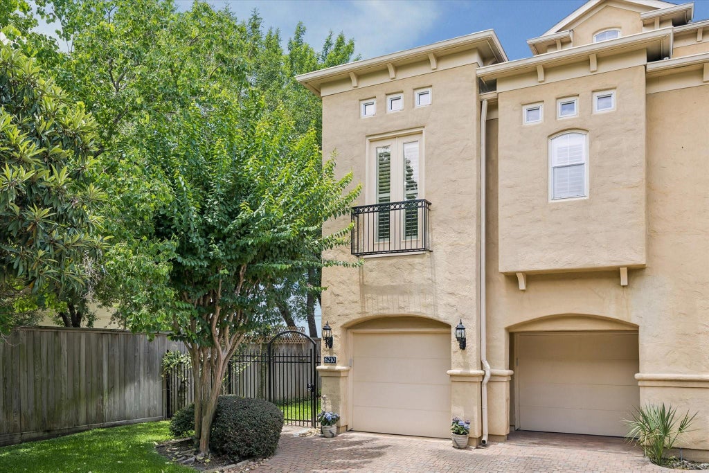 Photo of 6210 Sutherland Square, Houston, TX 77081 (MLS # 41281481)