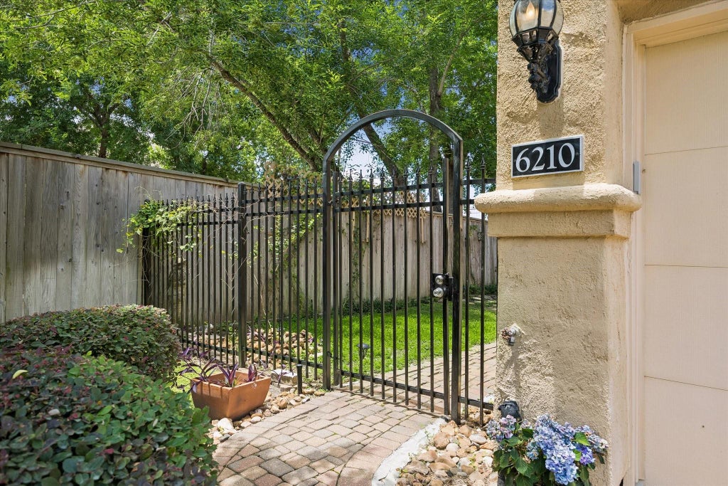 Photo of 6210 Sutherland Square, Houston, TX 77081 (MLS # 41281481)