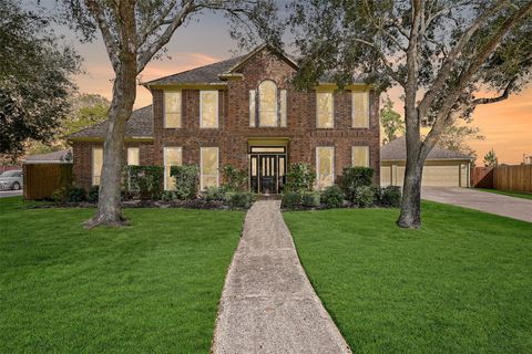 Photo of 303 Regency Court, Friendswood, TX 77546 (MLS # 44200537)