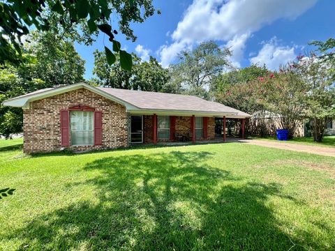 Photo of 100 Village Way, Crockett, TX 75835 (MLS # 55780703) Photo of 100 Village Way, Crockett, TX 75835 (MLS # 55780703)
