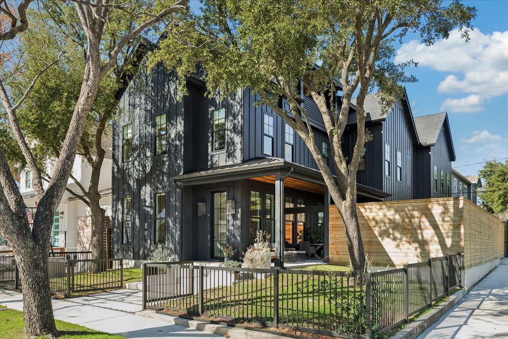 Photo of 701 Ridge Street, Houston, TX 77009 (MLS # 71534217)